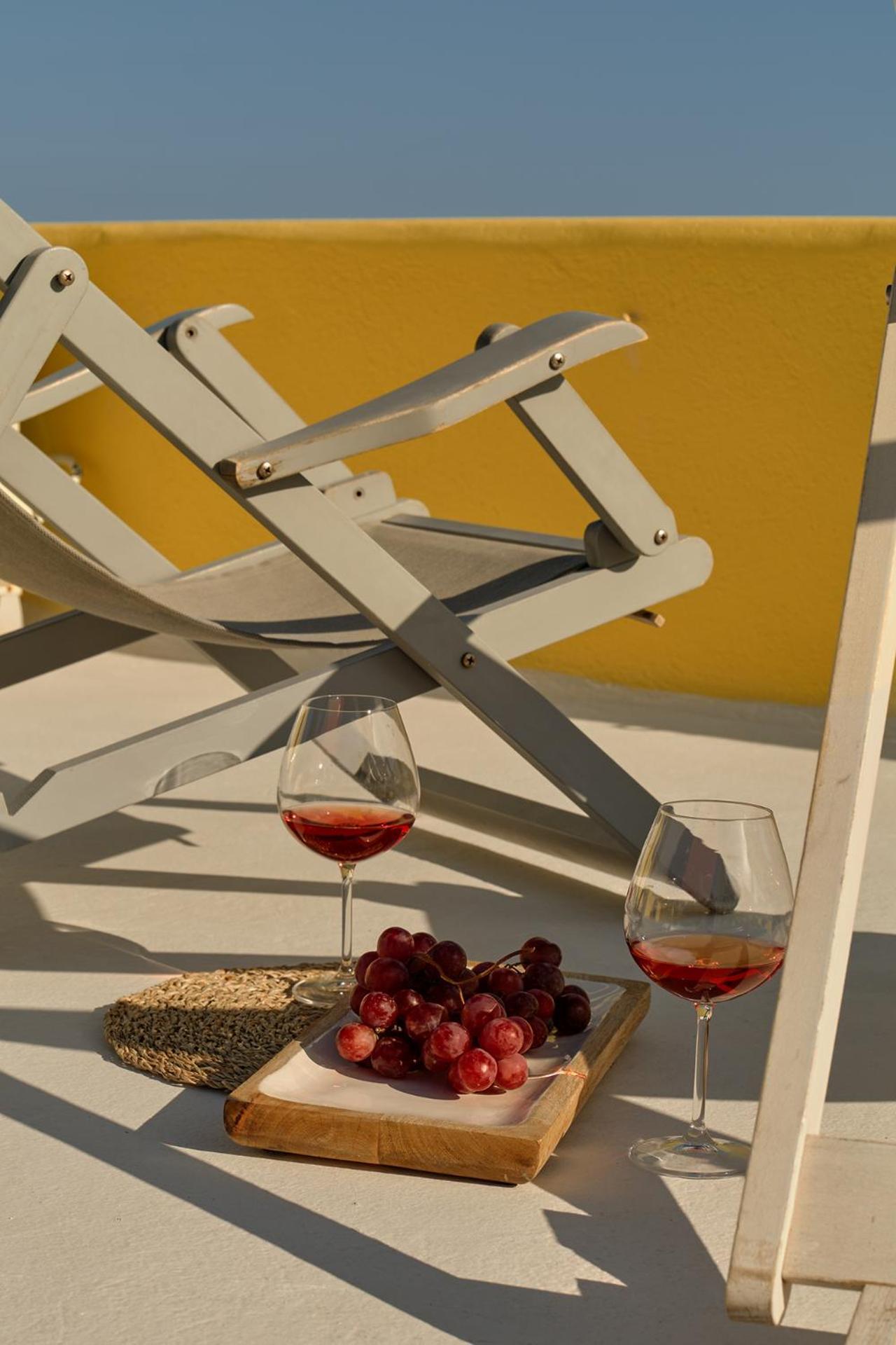 Ilivatos - Elegant Villa On The Caldera'S Edge Oia  Exterior photo