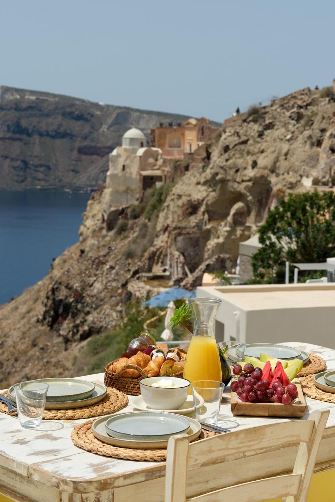 Ilivatos - Elegant Villa On The Caldera'S Edge Oia  Exterior photo